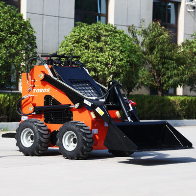 OEM Enerji Tasarruflu Küçük Stand On Skid Steer Ekipmanı 2-4Mph Seyahat Hızı
