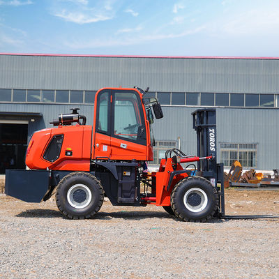 4 tekerlekli 5000 lbs küçük engebeli arazi forklift otomatik şanzıman